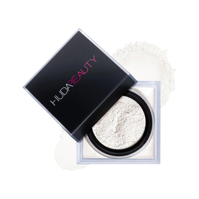 Huda Beauty Easy Bake Loose Powder – BestiBeauty Japanで購入可能。透明感のあるセッティングパウダーで、マットで完璧な仕上がり。肌のテカリを抑え、メイクを長時間キープ。全ての肌トーンに対応する複数のシェード。軽やかでシルキーな質感が肌にフィットし、バランスの取れた仕上がりに。オイリー肌や混合肌に最適。Huda Beauty Easy Bakeパウダーで、完璧な写真映えする肌を実現。ヴィーガン&クルエルティフリー処方