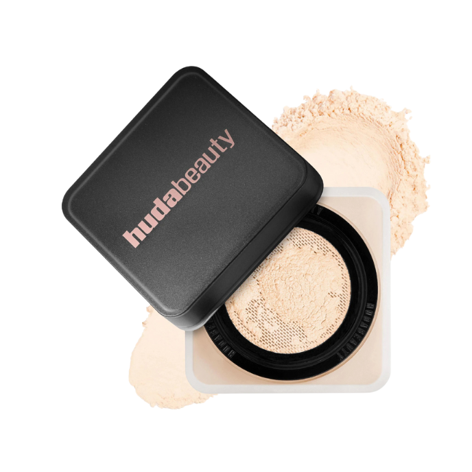 Huda Beauty Easy Bake Loose Powder – BestiBeauty Japanで購入可能。透明感のあるセッティングパウダーで、マットで完璧な仕上がり。肌のテカリを抑え、メイクを長時間キープ。全ての肌トーンに対応する複数のシェード。軽やかでシルキーな質感が肌にフィットし、バランスの取れた仕上がりに。オイリー肌や混合肌に最適。Huda Beauty Easy Bakeパウダーで、完璧な写真映えする肌を実現。ヴィーガン&クルエルティフリー処方