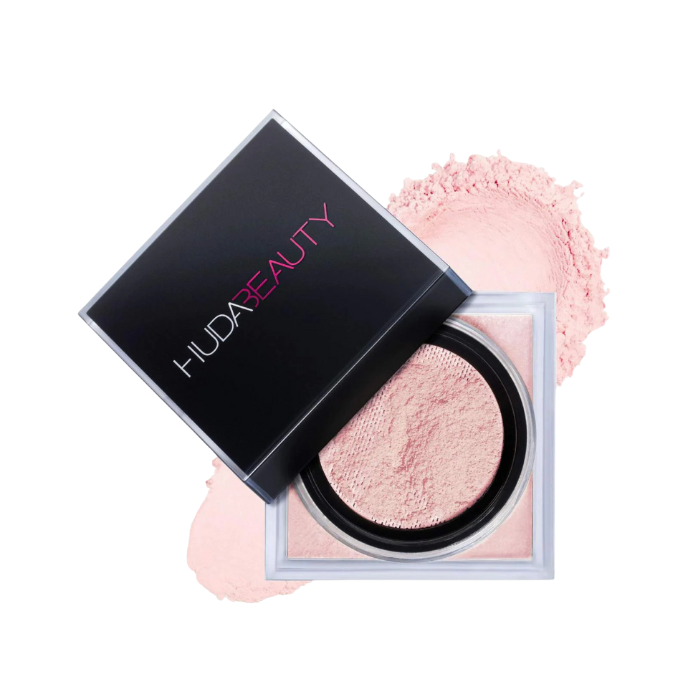 Huda Beauty Easy Bake Loose Powder – BestiBeauty Japanで購入可能。透明感のあるセッティングパウダーで、マットで完璧な仕上がり。肌のテカリを抑え、メイクを長時間キープ。全ての肌トーンに対応する複数のシェード。軽やかでシルキーな質感が肌にフィットし、バランスの取れた仕上がりに。オイリー肌や混合肌に最適。Huda Beauty Easy Bakeパウダーで、完璧な写真映えする肌を実現。ヴィーガン&クルエルティフリー処方